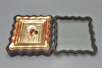 Небольшая старинная деревянная Казанская икона Божией Матери в серебряном окладе, 84 пр., Россия, 19 в.